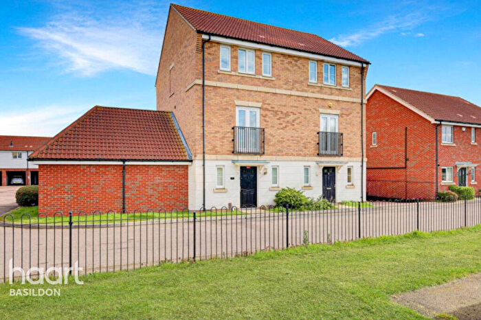 4 Bedroom Town House For Sale In Markhams Close, Basildon, SS15