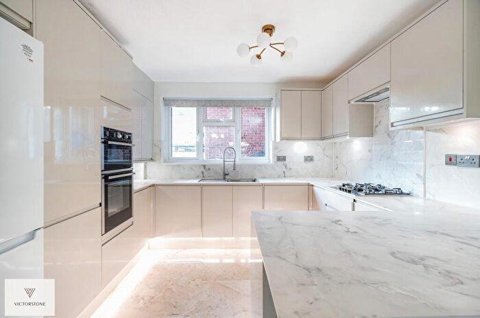 3 Bedroom Apartment To Rent In Holders Hill Road, London, Greater London, NW4