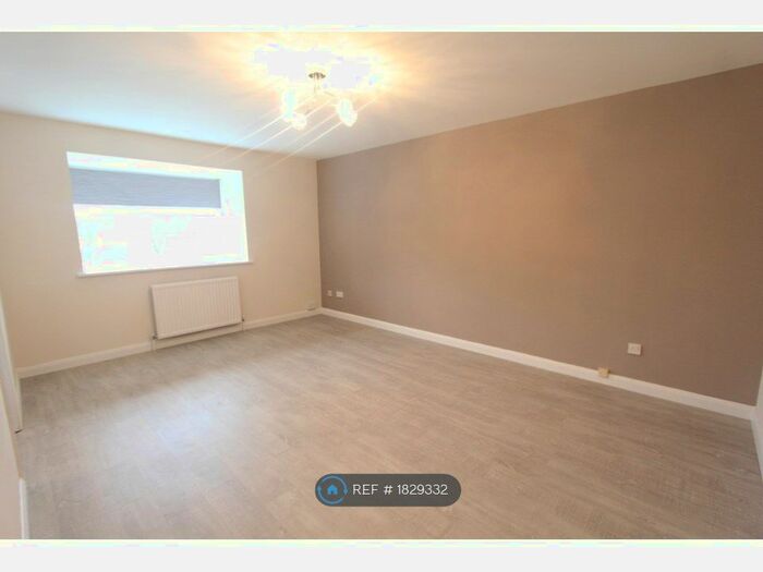 2 Bedroom Flat To Rent In Aylsham Drive, Ickenham, Uxbridge, UB10
