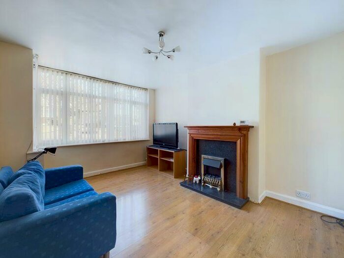 3 Bedroom Semi-Detached House For Sale In Glyn Farm Road, Quinton, B32