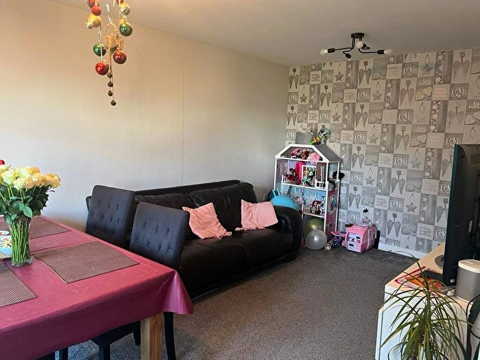 2 Bedroom Flat For Sale In Stoneleigh Road, Clayhall, IG5