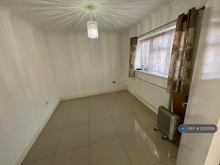 Studio To Rent In Albert Road, Ilford, IG1