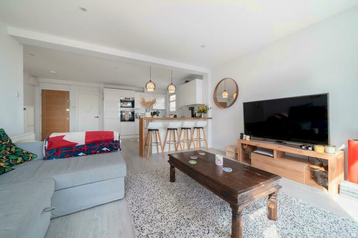 2 Bedroom Apartment To Rent In Henley On Thames, Oxfordshire, RG9