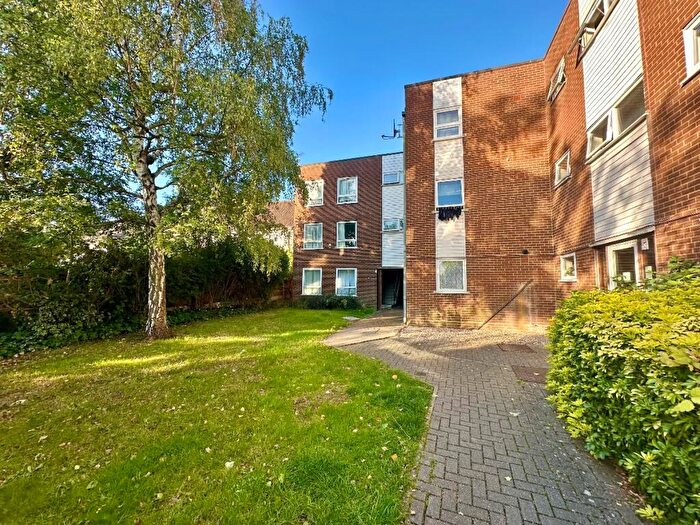 2 Bedroom Apartment For Sale In Sunnydene Close, Harold Wood, Romford, RM3