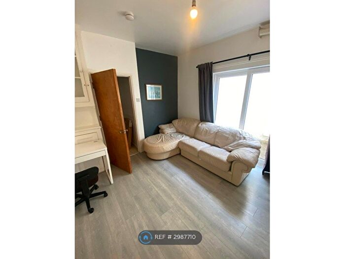 2 Bedroom Flat To Rent In Whitchurch Road, Cardiff, CF14