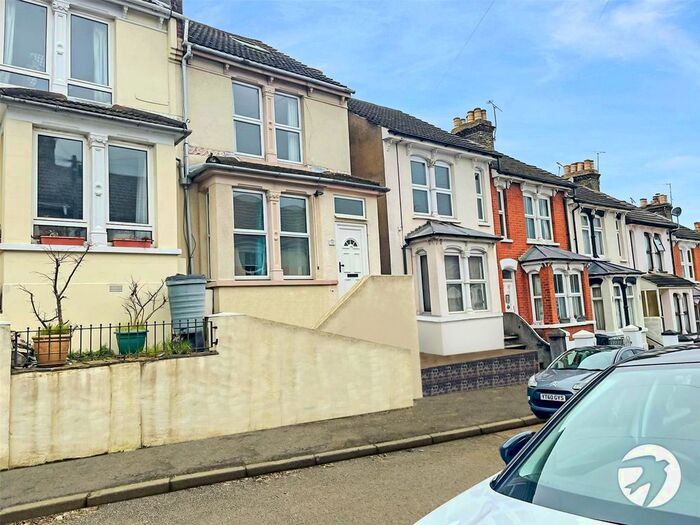3 Bedroom Semi-Detached House To Rent In Clive Road, Rochester, Kent, ME1