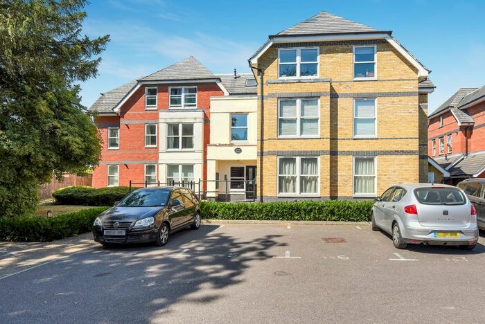 2 Bedroom Flat To Rent In Vicarage Road, Egham, TW20