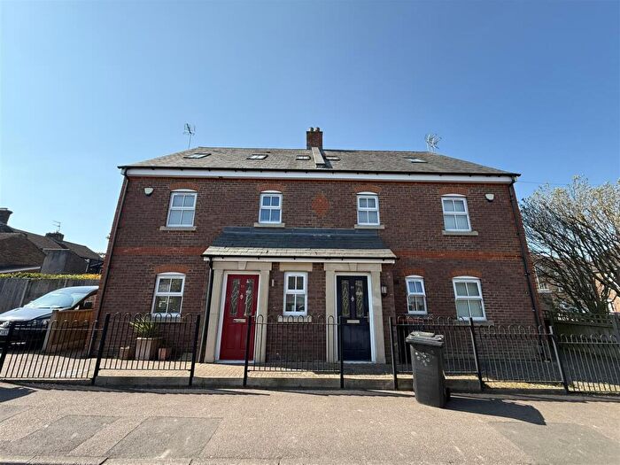 2 Bedroom Maisonette To Rent In Cross Street North, Dunstable, LU6