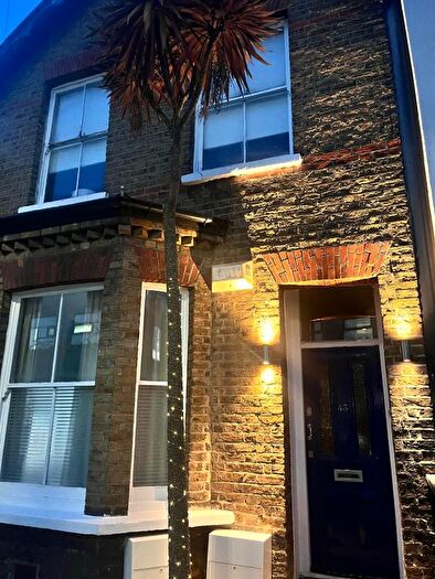 1 Bedroom Flat To Rent In Russell Road, Wimbledon, SW19