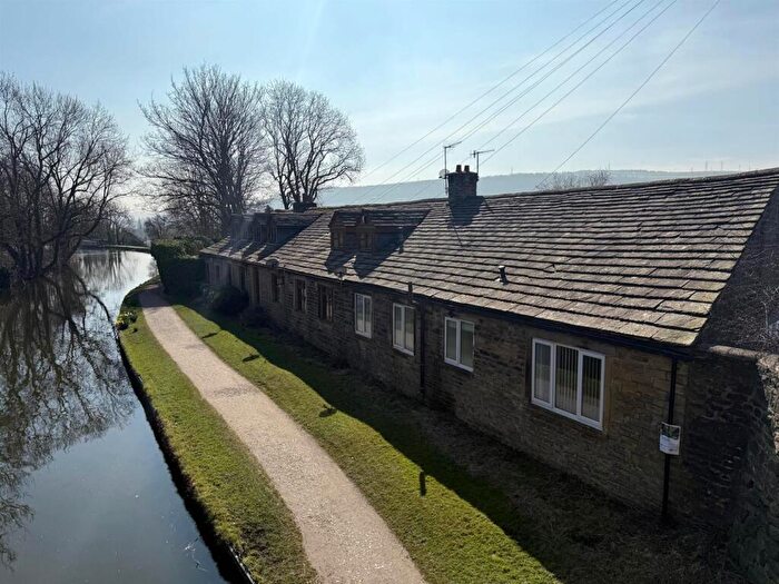 3 Bedroom Cottage To Rent In Aire View, Sandbeds, Keighley, BD20