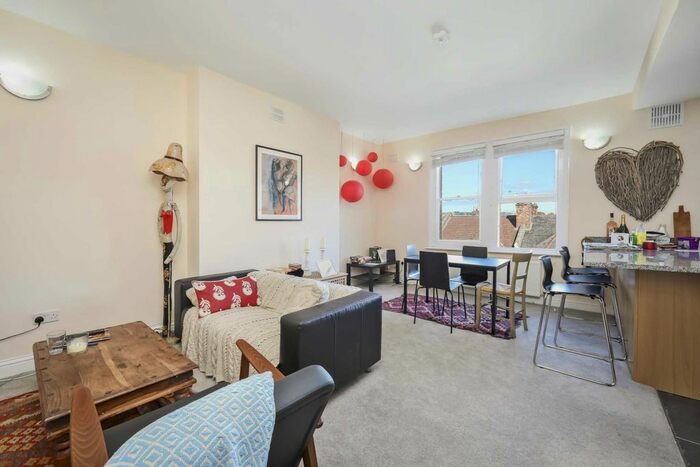 3 Bedroom Flat To Rent In Ormiston Grove, Shepherds Bush, London, W12