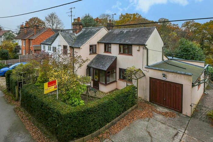 3 Bedroom Semi-Detached House For Sale In Tutts Clump, Berkshire RG7