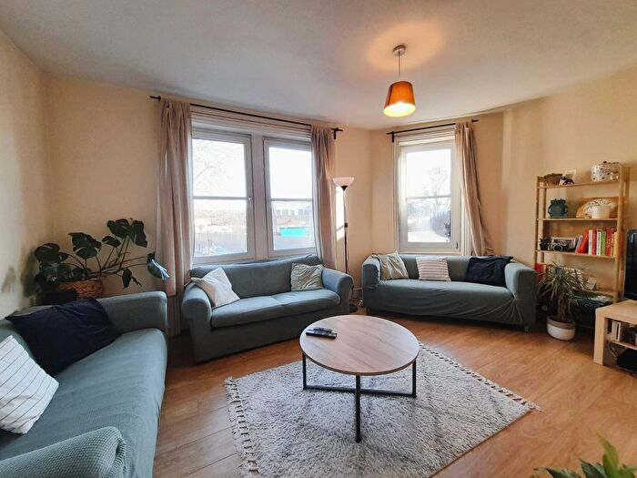 3 Bedroom Flat To Rent In Garratt Lane, Wandsworth, SW18