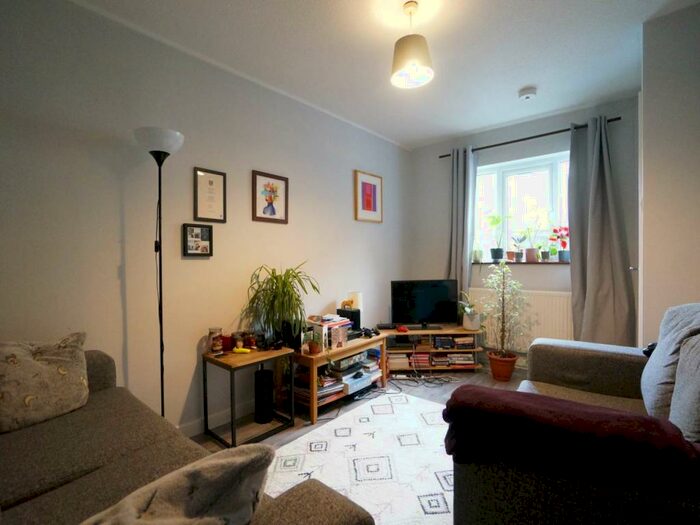 2 Bedroom House To Rent In Mount Street, Bangor, Gwynedd, LL57