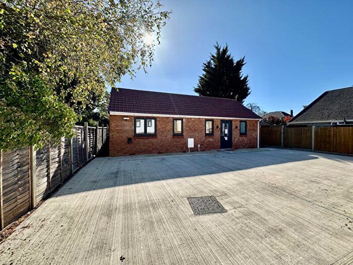 2 Bedroom Bungalow For Sale In Finsbury Road, Luton, LU4
