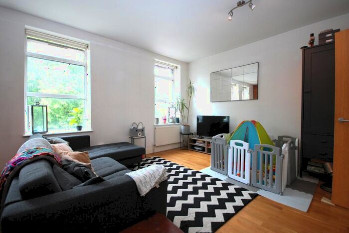 1 Bedroom Apartment To Rent In Central Hill, Crystal Palace, SE19
