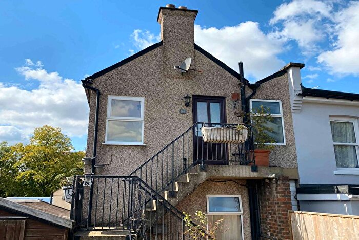 2 Bedroom Maisonette To Rent In Kingston Road, Leatherhead, Surrey, KT22