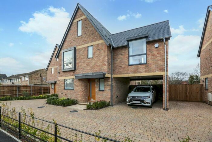 3 Bedroom Detached House To Rent In Furlong Road Bourne End, SL8