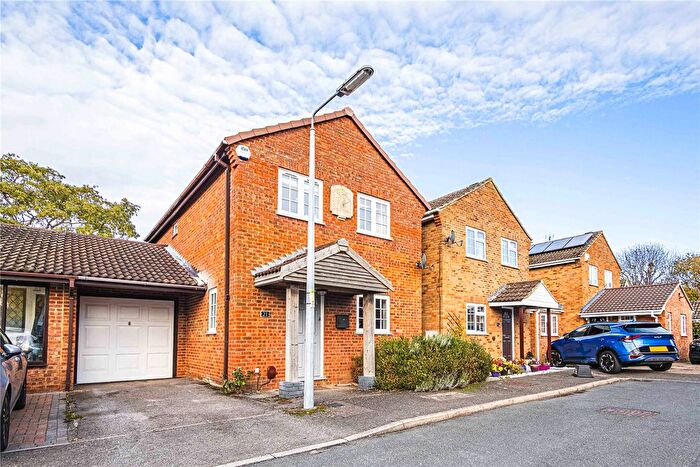 3 Bedroom Link Detached House For Sale In Cantilupe Close, Eaton Bray, Bedfordshire, LU6
