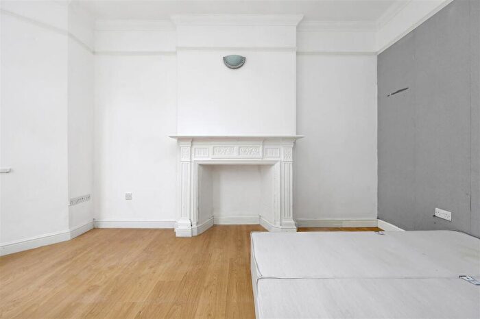 2 Bedroom Flat To Rent In Brondesbury Park, London, NW2