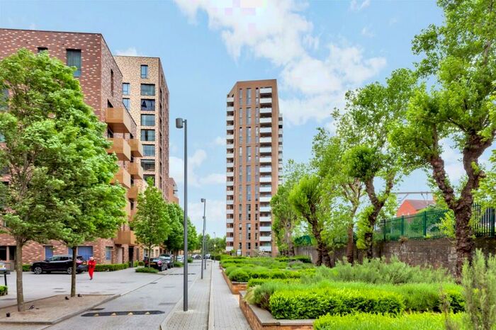3 Bedroom Flat To Rent In Hannaford Walk, Bow, London, E3