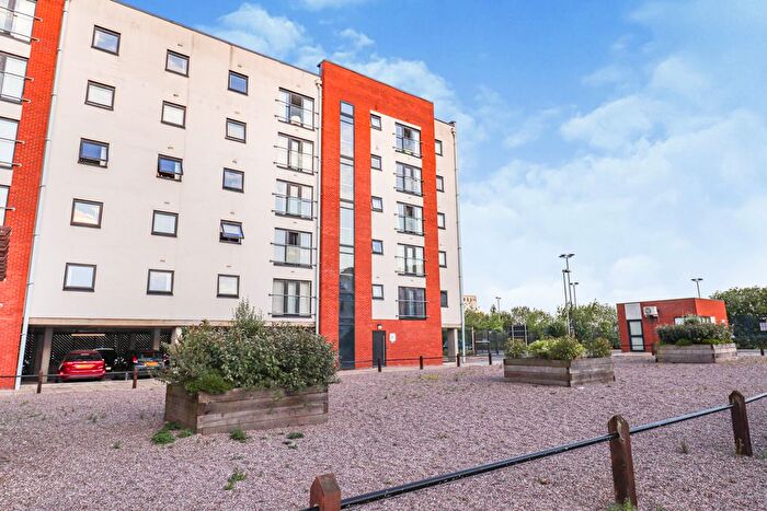 2 Bedroom Flat To Rent In Pilgrims Way, Salford, M50