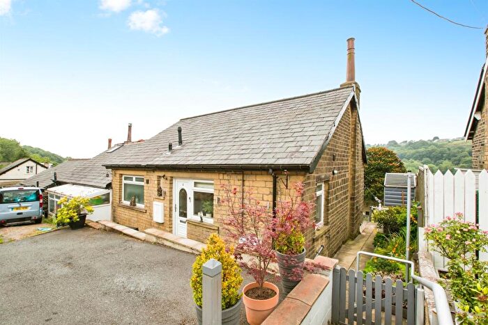 3 Bedroom Detached Bungalow For Sale In Glen Mount, Halifax, HX3