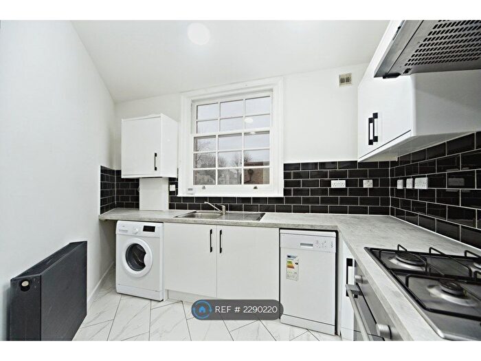 3 Bedroom Flat To Rent In Rydal Road, London, SW16