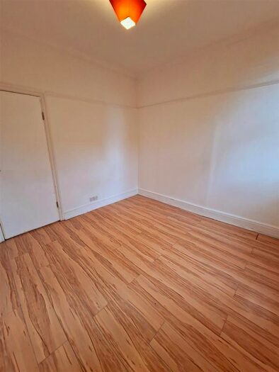 3 Bedroom Flat To Rent In Merton Road, Southfields, London, SW18