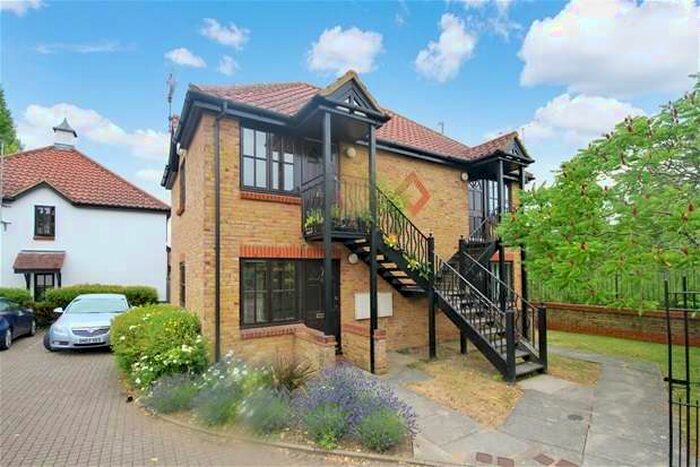 Flat To Rent In Cravells Road, Harpenden, AL5