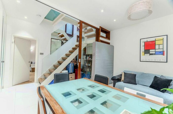 3 Bedroom Flat To Rent In Redfield Lane, Earls Court, London, SW5