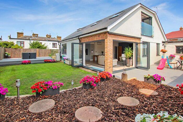 4 Bedroom Detached Bungalow For Sale In Broad Lane, Wilmington, DA2