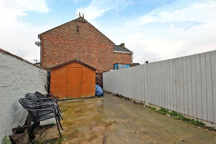 3 Bedroom Terraced House For Sale In Iddesleigh Road, Bedford, Bedfordshire, MK40