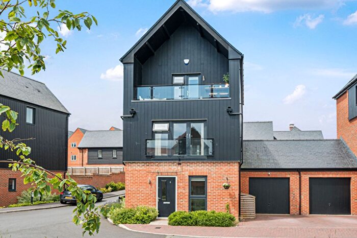 3 Bedroom Link Detached House For Sale In Granadiers Road, Winchester, SO22