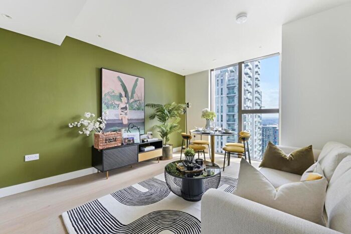 2 Bedroom Apartment To Rent In Harcourt Tower, Marsh Wall, London, E14