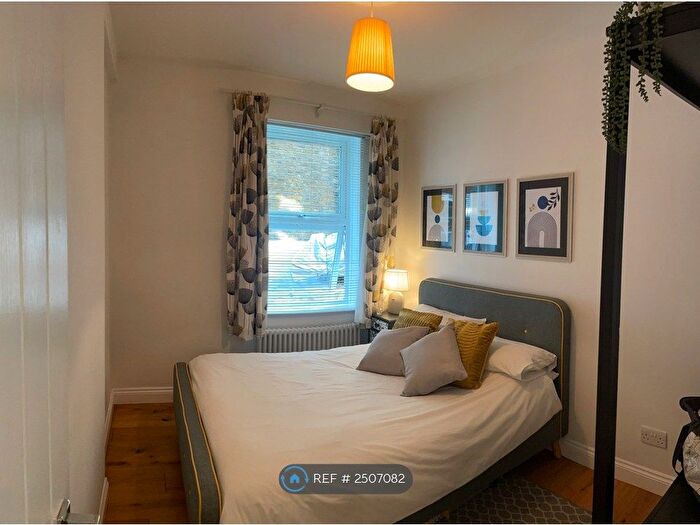 2 Bedroom Flat To Rent In Peckham Road, London, SE5