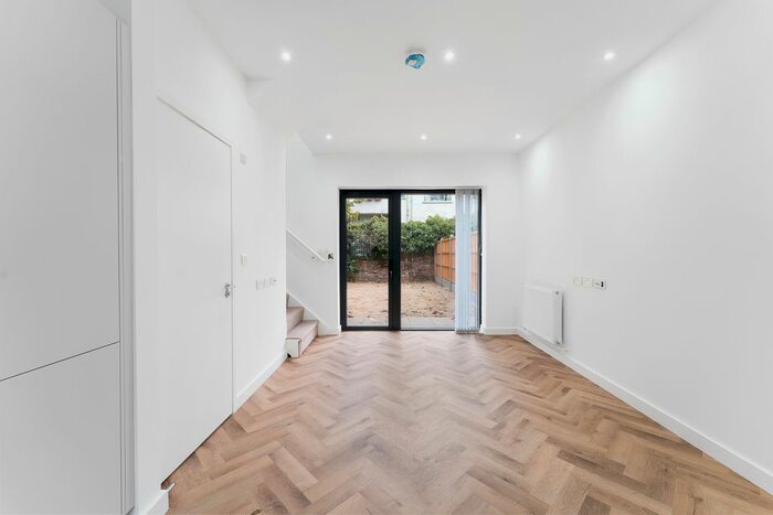 2 Bedroom Mews To Rent In High Street Wanstead, London E11