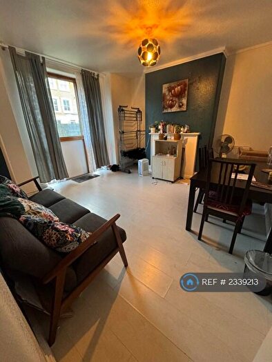 3 Bedroom Flat To Rent In Gower House, London, SE17