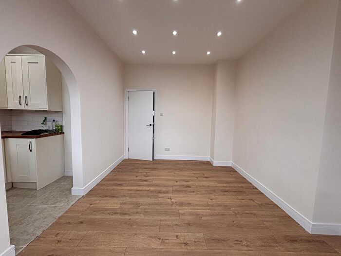 2 Bedroom Apartment To Rent In Holdenhurst Road, Bournemouth, BH8