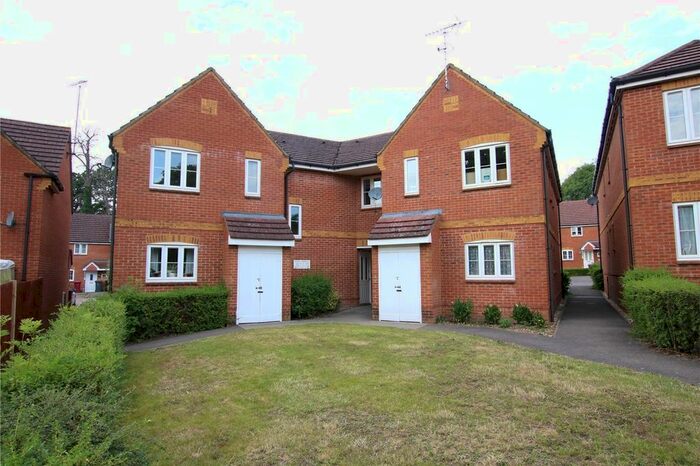 2 Bedroom Flat To Rent In Swallows Croft, Reading, Berkshire, RG1