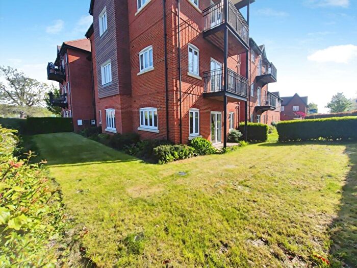 2 Bedroom Apartment For Sale In Hazylwood, Wokingham, RG40