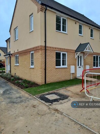 3 Bedroom Semi-Detached House To Rent In Lyncoln Drive, Lowestoft, NR32