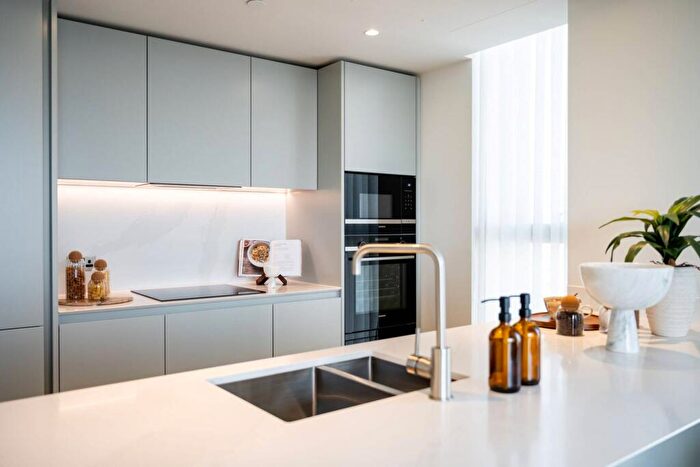 3 Bedroom Flat For Sale In South Quay Plaza, Canary Wharf, E14