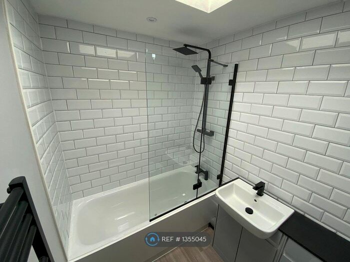 2 Bedroom Flat To Rent In Blackmoor Court, Leeds, LS17