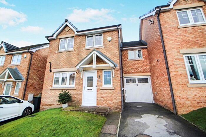 3 Bedroom Link Detached House For Sale In Kingfisher Way, Glossop, Derbyshire, SK13