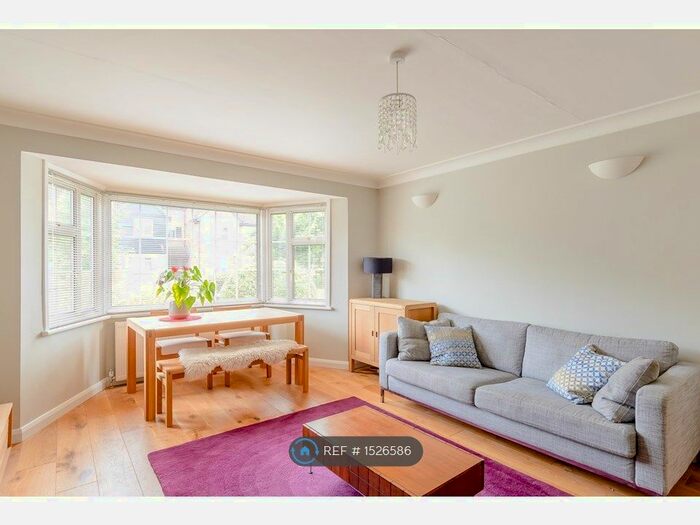 2 Bedroom Maisonette To Rent In Esmond Court, Barnet, EN5