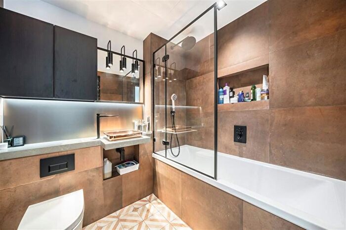 2 Bedroom Flat For Sale In Exchange Gardens, Vauxhall, SW8