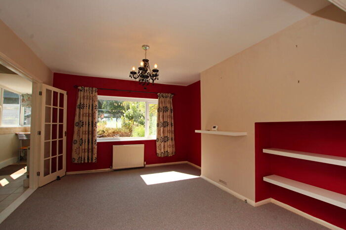 3 Bedroom Semi Detached House To Rent In Meadway Close, Kettering, North Northamptonshire, NN15