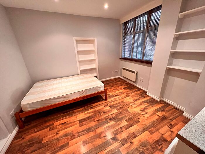 Studio To Rent In Queens Avenue, London, N10