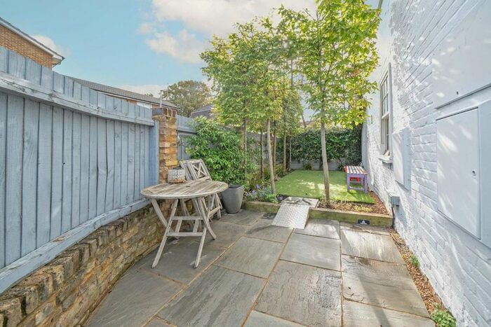 2 Bedroom Flat To Rent In Canbury Avenue, Kingston Upon Thames, KT2